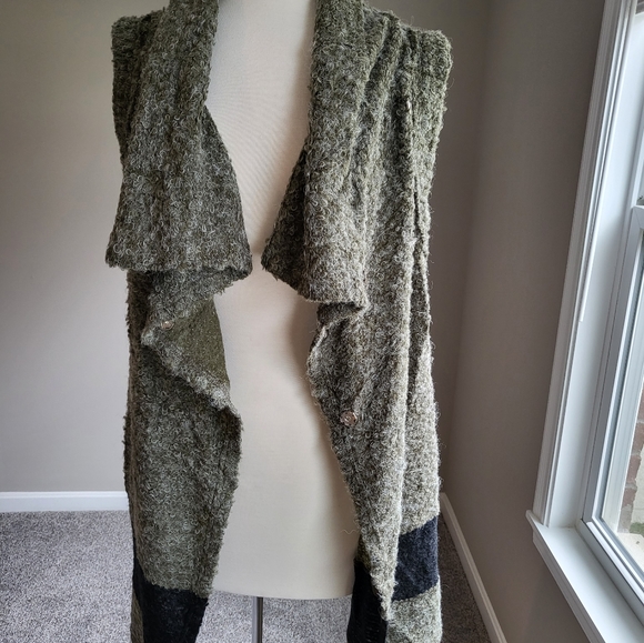 Ryu Taupe/Gray and Black Boucle Knit Snap/Belted Sweater Vest (Size M) - Picture 14 of 16